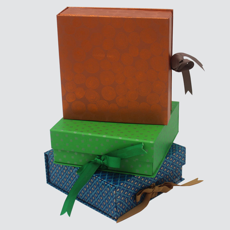 Caja de regalo doblado comida vela chocolate cinta bonita